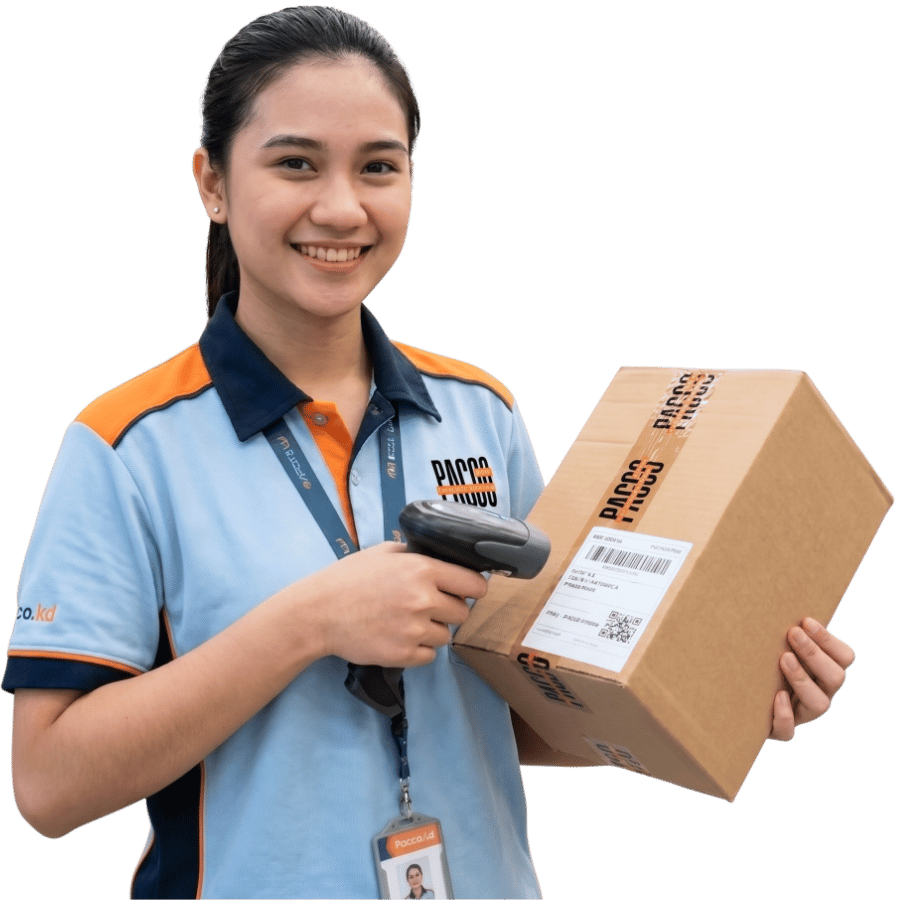 Packer PACCO sedang scan barcode paket